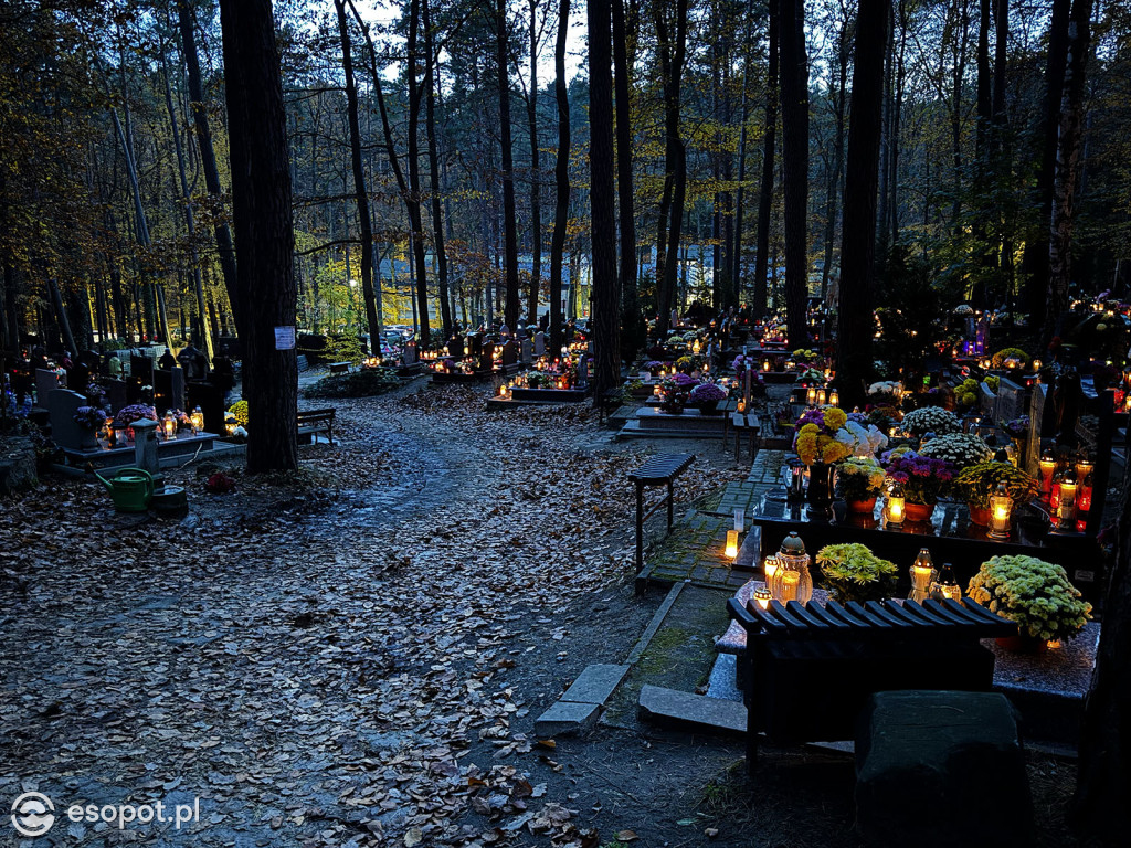 Wszystkich Świętych w Sopocie. Tysiące zniczy i tłumy na cmentarzach [FOTO]