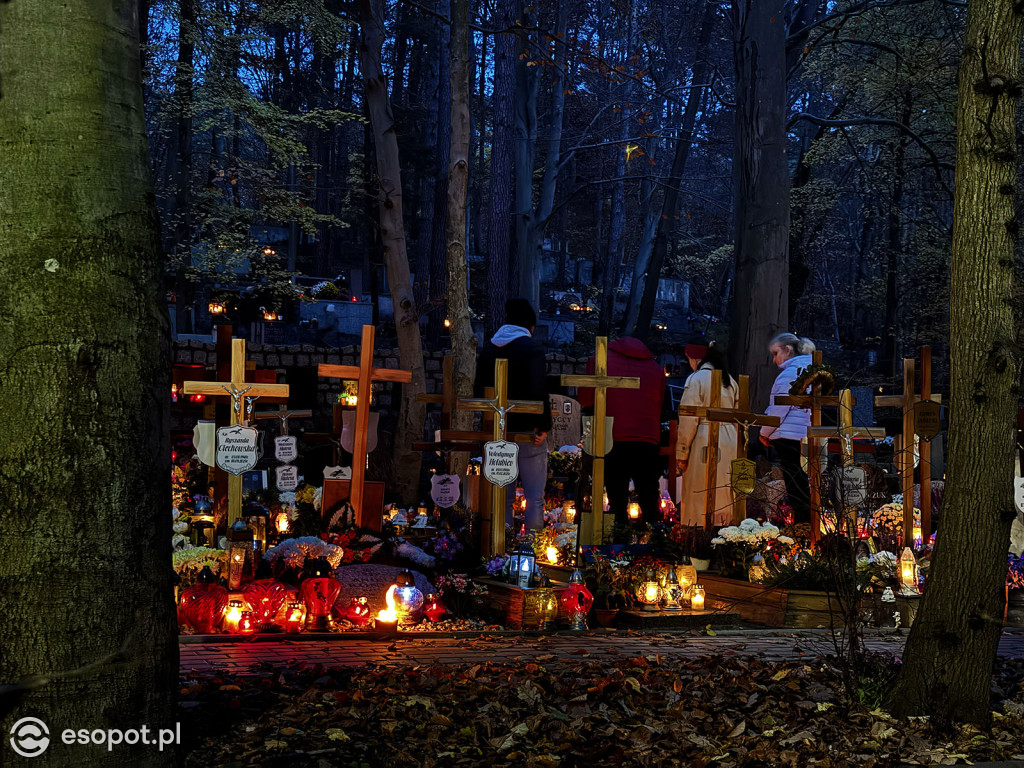 Wszystkich Świętych w Sopocie. Tysiące zniczy i tłumy na cmentarzach [FOTO]