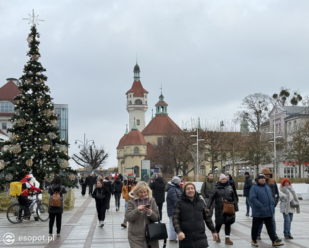 Mikołajki w Sopocie. Czerwone czapki opanowały Monciak i molo [FOTO]