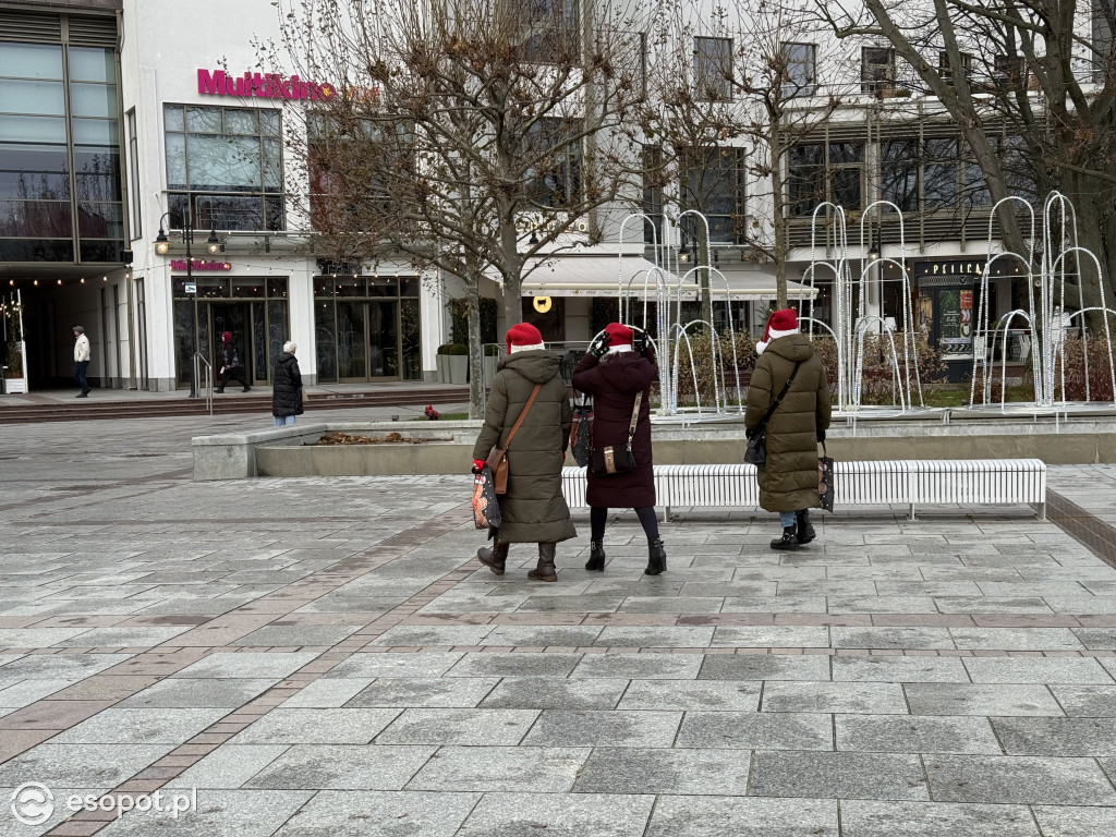 Mikołajki w Sopocie. Czerwone czapki opanowały Monciak i molo [FOTO]