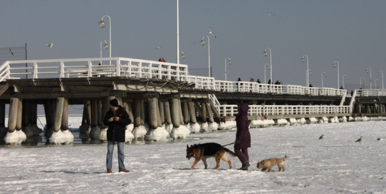 Tamtej zimy Sopot był jak z Krainy Lodu! Morze zamarzło aż po horyzont [FOTO]