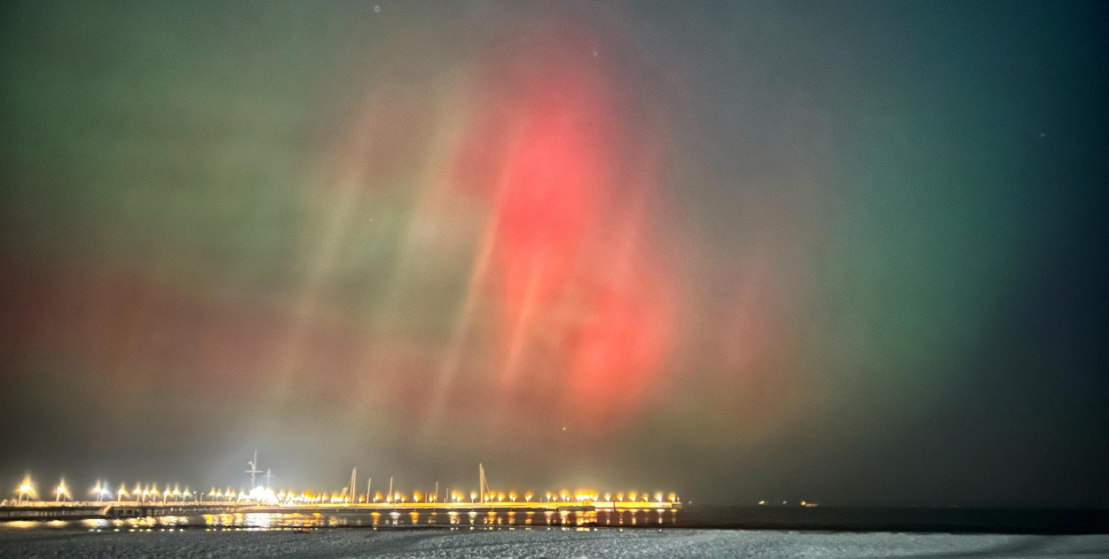 Zachwycające zdjęcia zorzy polarnej nad sopocką plażą [FOTO]