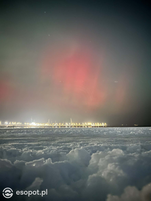 Zachwycające zdjęcia zorzy polarnej nad sopocką plażą [FOTO]