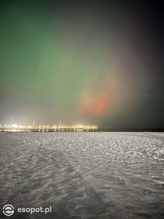 Zachwycające zdjęcia zorzy polarnej nad sopocką plażą [FOTO]