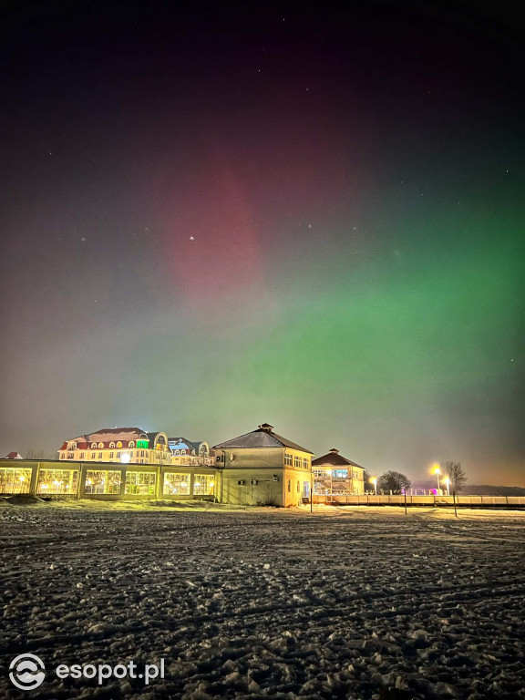 Zachwycające zdjęcia zorzy polarnej nad sopocką plażą [FOTO]