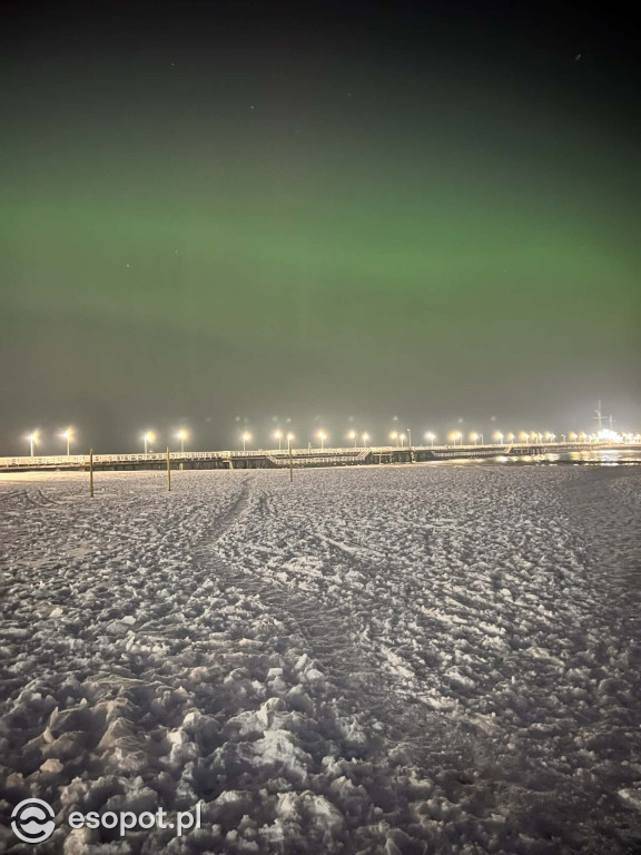 Zachwycające zdjęcia zorzy polarnej nad sopocką plażą [FOTO]