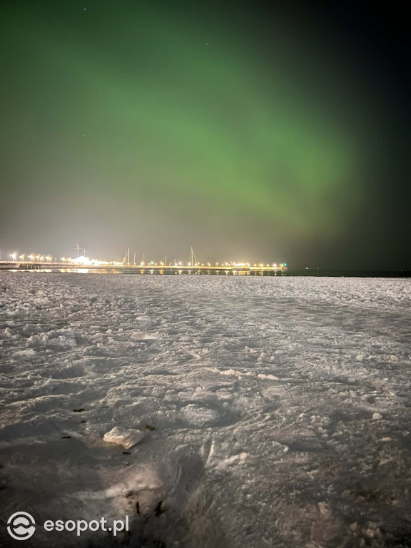 Zachwycające zdjęcia zorzy polarnej nad sopocką plażą [FOTO]