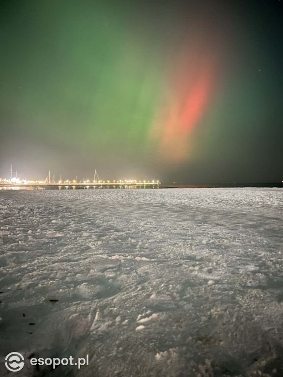 Zachwycające zdjęcia zorzy polarnej nad sopocką plażą [FOTO]