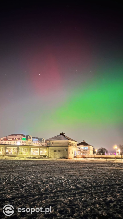 Zachwycające zdjęcia zorzy polarnej nad sopocką plażą [FOTO]