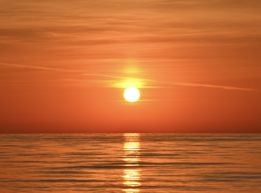 Magia wschodów słońca. Od sopockiej plaży po oceaniczne wybrzeża [FOTO]