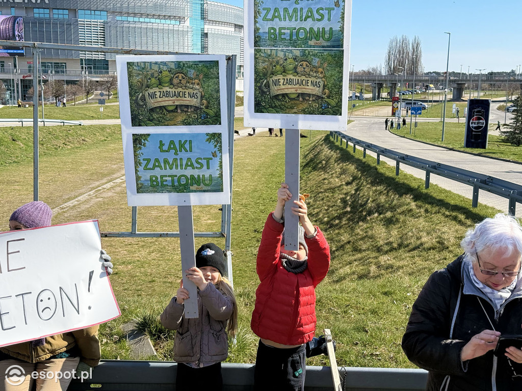 Protest i blokada ronda przy Ergo Arenie. Akcja związana z planem zabudowy terenów zielonych [FOTO]
