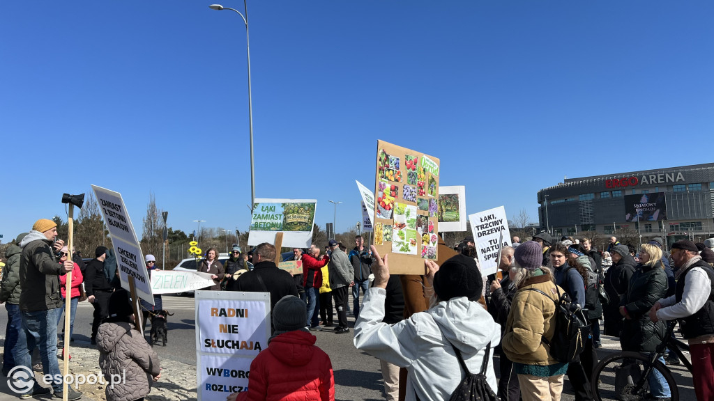 Protest i blokada ronda przy Ergo Arenie. Akcja związana z planem zabudowy terenów zielonych [FOTO]