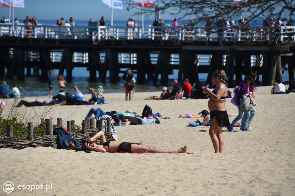 Słońce, plaża i tłumy turystów. Majówka w Sopocie na zdjęciach [FOTO]