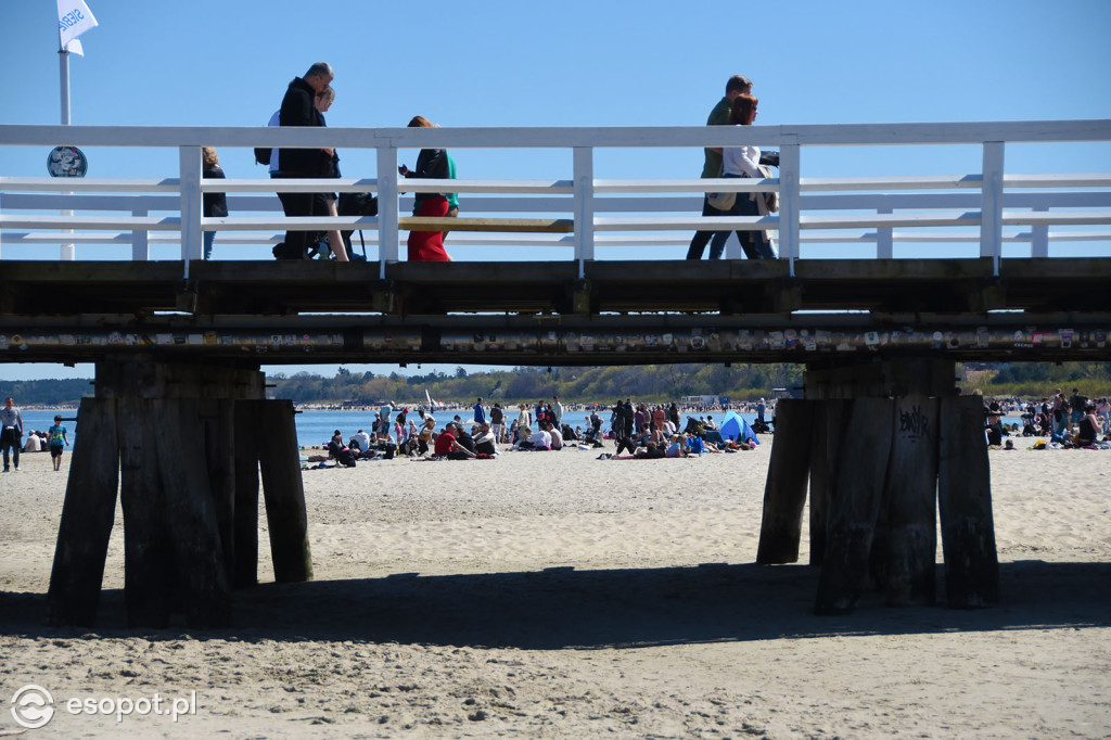Słońce, plaża i tłumy turystów. Majówka w Sopocie na zdjęciach [FOTO]