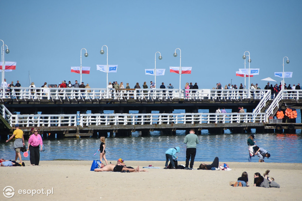 Słońce, plaża i tłumy turystów. Majówka w Sopocie na zdjęciach [FOTO]