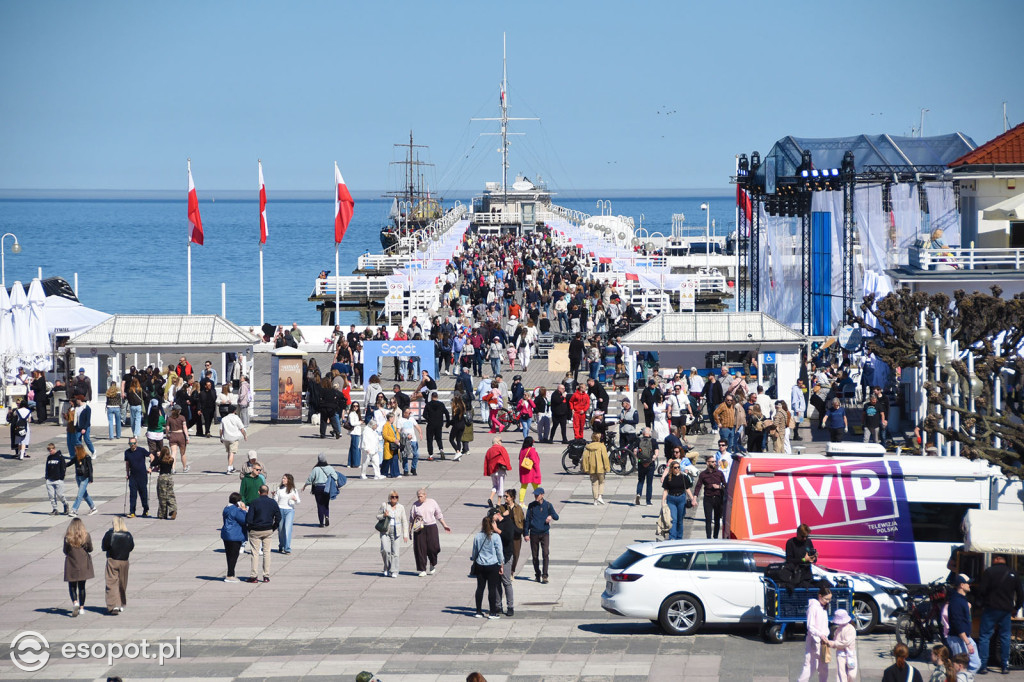 Słońce, plaża i tłumy turystów. Majówka w Sopocie na zdjęciach [FOTO]