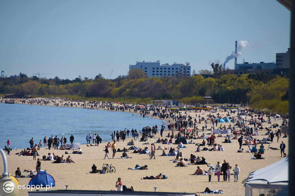 Słońce, plaża i tłumy turystów. Majówka w Sopocie na zdjęciach [FOTO]