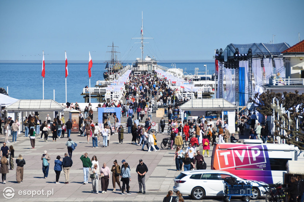 Słońce, plaża i tłumy turystów. Majówka w Sopocie na zdjęciach [FOTO]