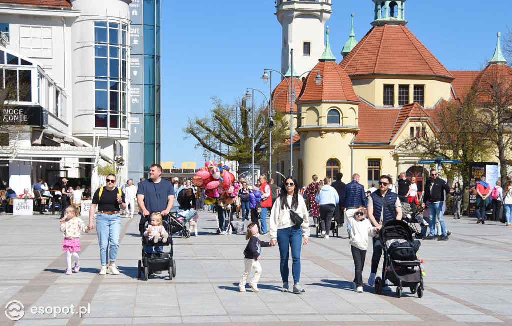 Słońce, plaża i tłumy turystów. Majówka w Sopocie na zdjęciach [FOTO]