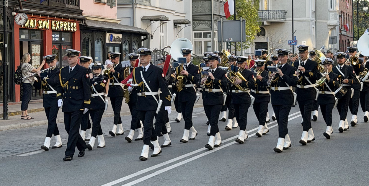 Kwiaty, asysta honorowa i defilada! Tak Sopot uczcił Święto Narodowe 3 Maja [FOTO]