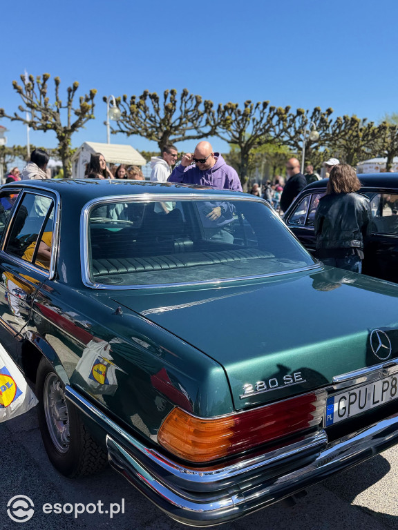 Klasyczne Mercedesy na Skwerze Kuracyjnym. Sopot znów przyciągnął fanów motoryzacji [FOTO]