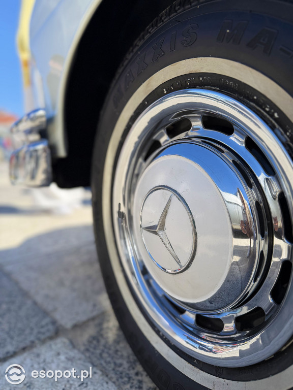 Klasyczne Mercedesy na Skwerze Kuracyjnym. Sopot znów przyciągnął fanów motoryzacji [FOTO]
