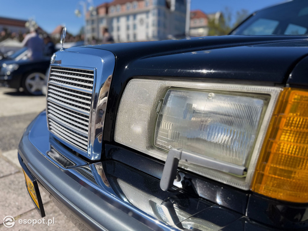 Klasyczne Mercedesy na Skwerze Kuracyjnym. Sopot znów przyciągnął fanów motoryzacji [FOTO]