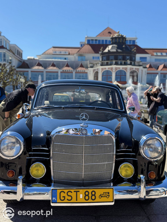 Klasyczne Mercedesy na Skwerze Kuracyjnym. Sopot znów przyciągnął fanów motoryzacji [FOTO]
