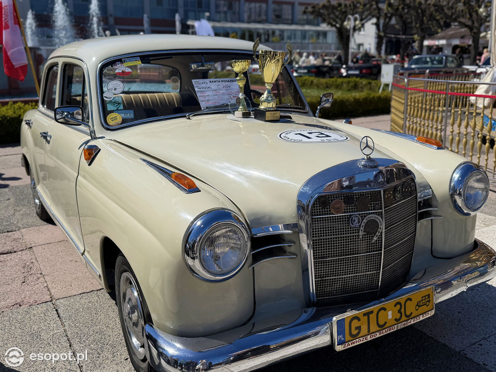 Klasyczne Mercedesy na Skwerze Kuracyjnym. Sopot znów przyciągnął fanów motoryzacji [FOTO]