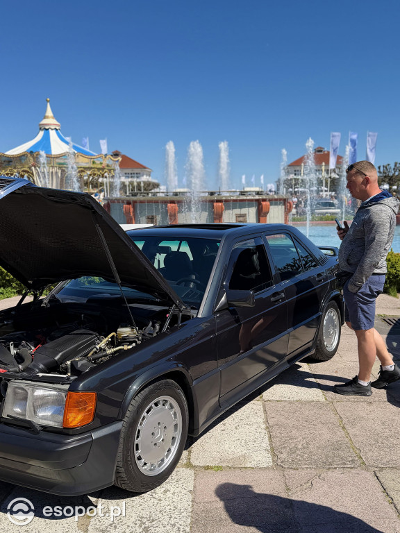 Klasyczne Mercedesy na Skwerze Kuracyjnym. Sopot znów przyciągnął fanów motoryzacji [FOTO]