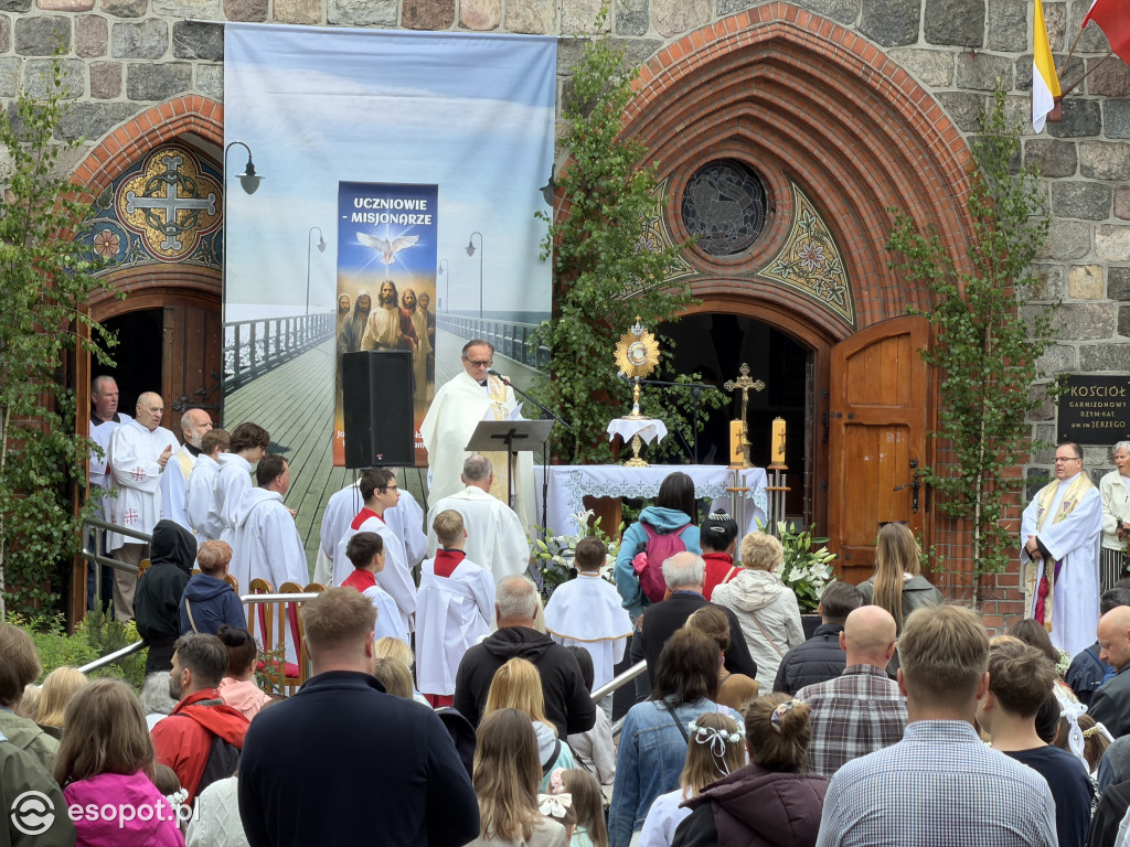 Tłumy wiernych na procesji Bożego Ciała, która przeszła ulicami Sopotu