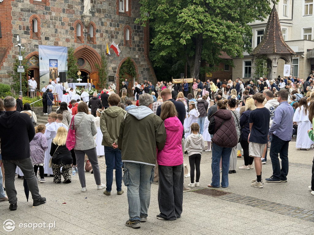 Tłumy wiernych na procesji Bożego Ciała, która przeszła ulicami Sopotu