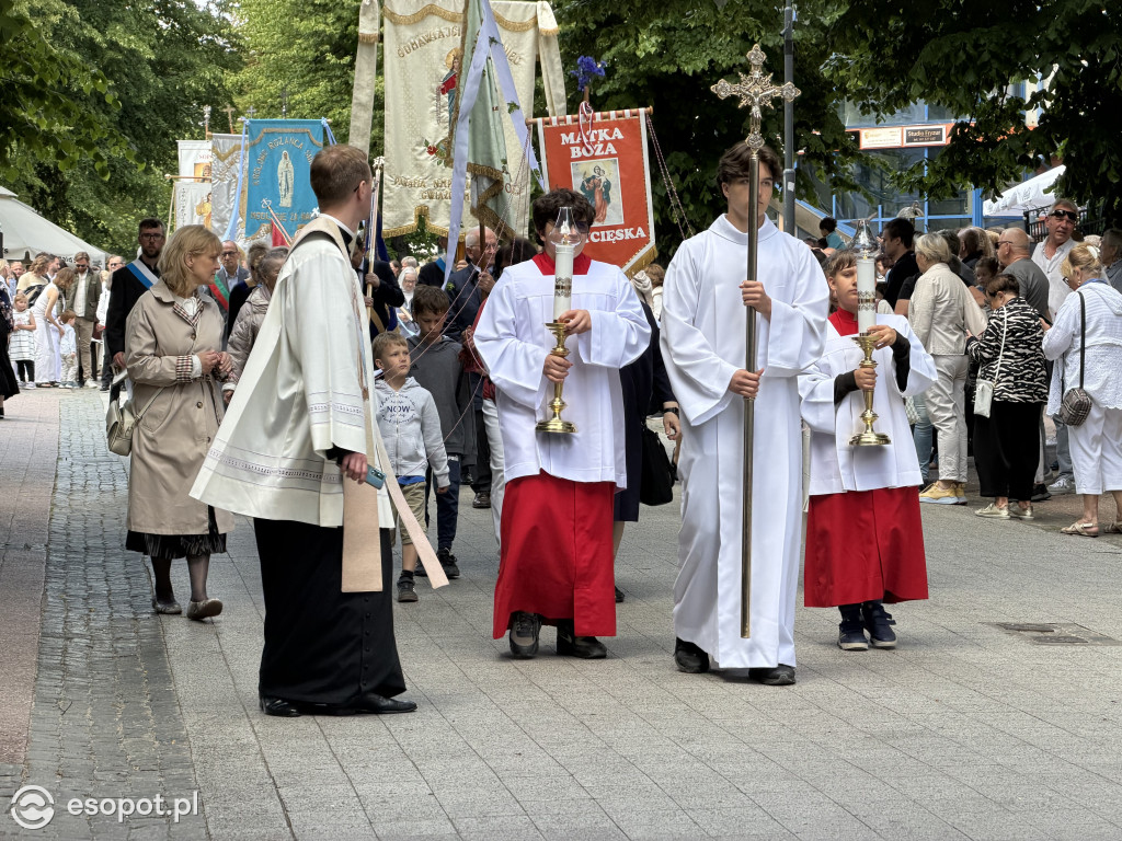 Tłumy wiernych na procesji Bożego Ciała, która przeszła ulicami Sopotu