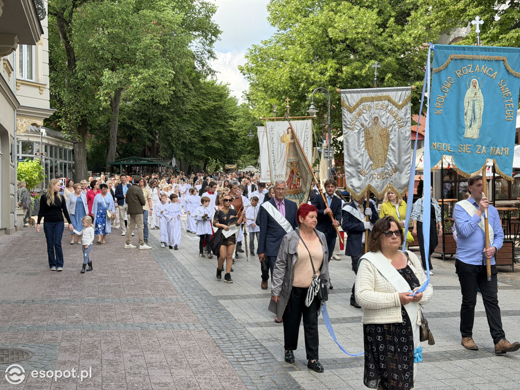 Tłumy wiernych na procesji Bożego Ciała, która przeszła ulicami Sopotu