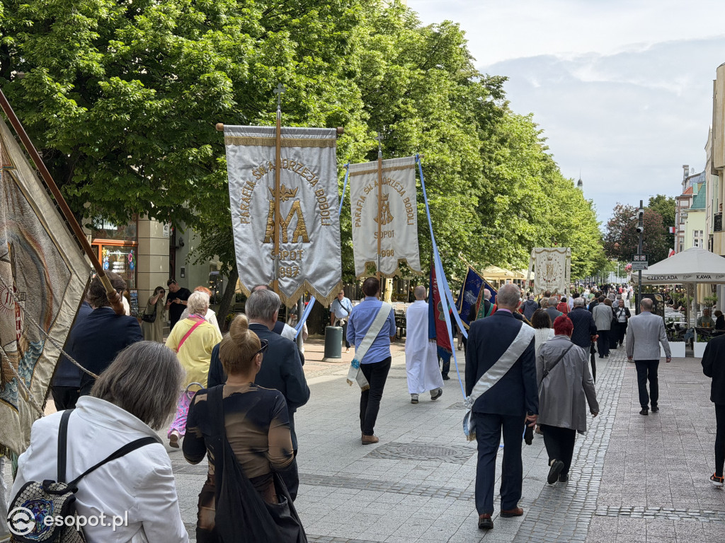 Tłumy wiernych na procesji Bożego Ciała, która przeszła ulicami Sopotu