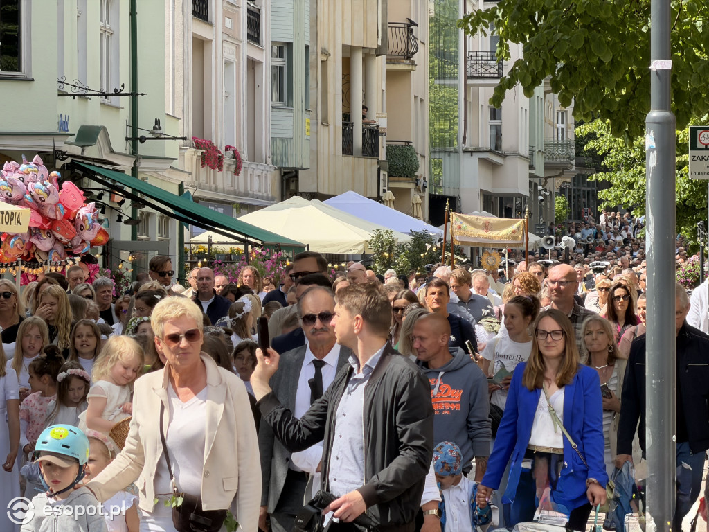 Tłumy wiernych na procesji Bożego Ciała, która przeszła ulicami Sopotu