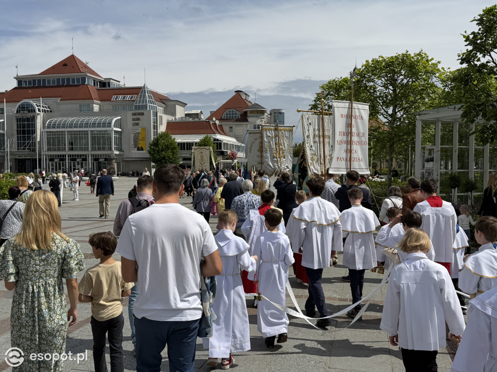 Tłumy wiernych na procesji Bożego Ciała, która przeszła ulicami Sopotu