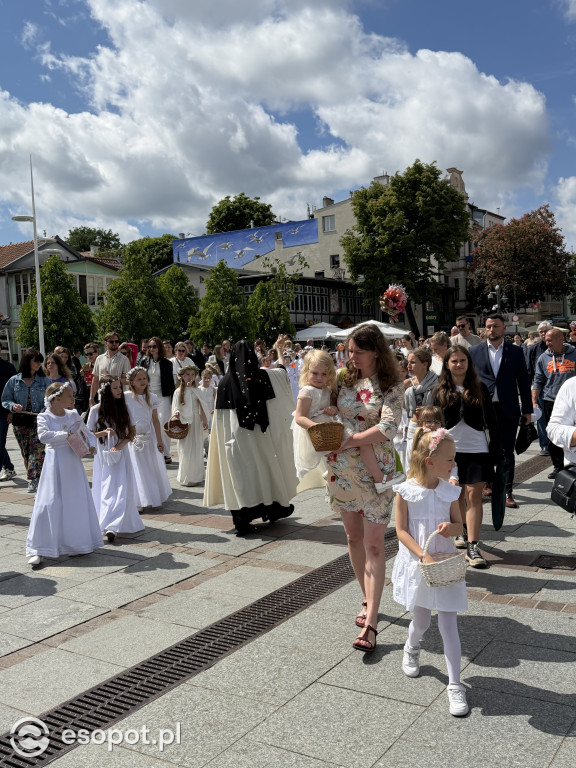 Tłumy wiernych na procesji Bożego Ciała, która przeszła ulicami Sopotu