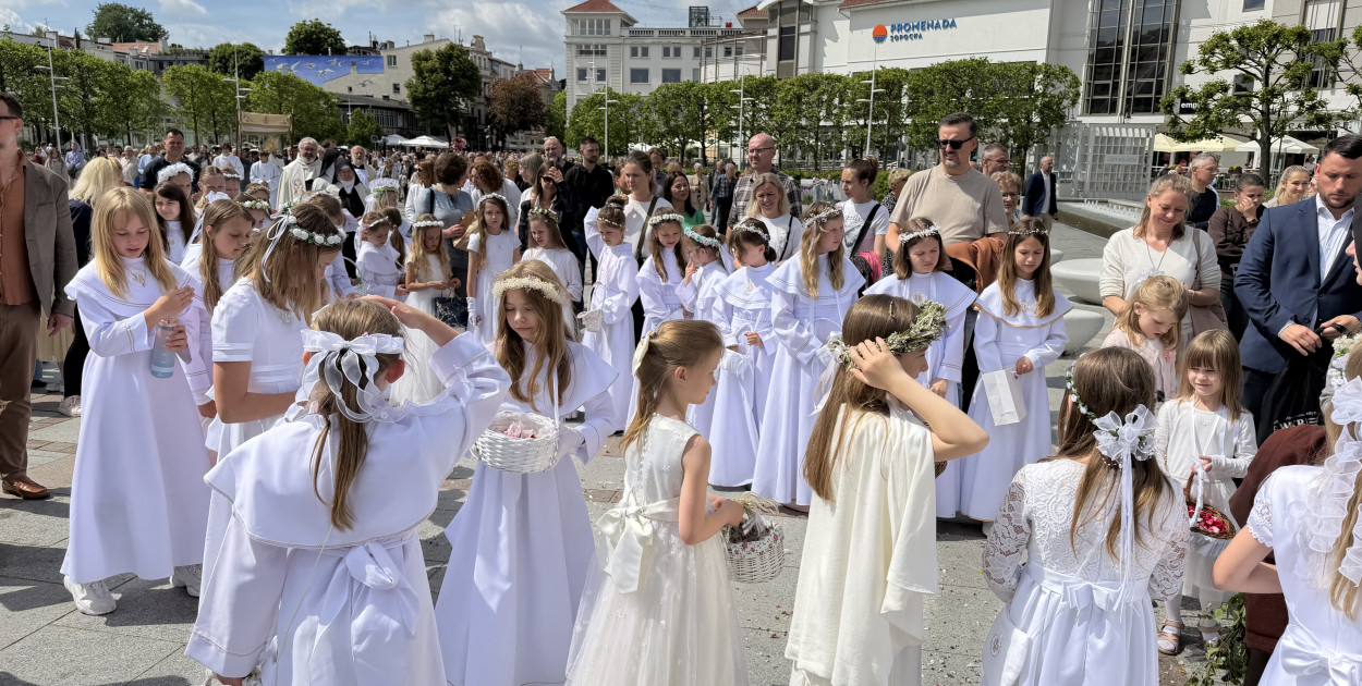 Tłumy wiernych na procesji Bożego Ciała, która przeszła ulicami Sopotu