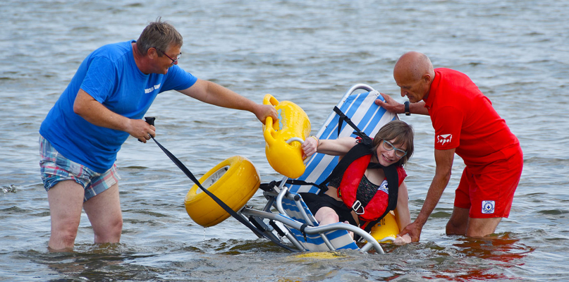 Amfibia, czyli kąpiel w morzu dostępna dla osób z niepełnosprawnością ruchową