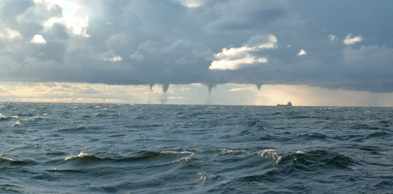 Niezwykłe zjawisko nad Bałtykiem - trąba wodna - piękna czy niebezpieczna?