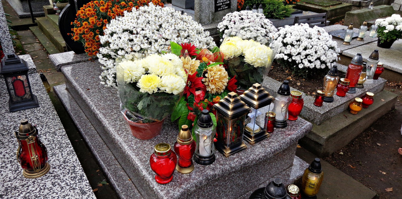 Stoisko z kwiatami i zniczami zlikwidowane po 21 latach działalności. Bezrobotna s