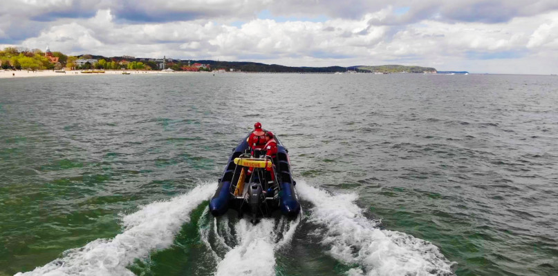 Zgłoszenie o tonącej jednostce z 2 osobami! Akcja Sopockiego WOPR na Zatoce Gdańsk