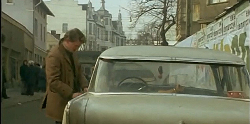 Por. Borewicz wsiada do samochodu zaparkowanego przy ul. Bohaterów Monte Cassino. Screen z serialu. Zespół Filmowy Kadr, reż. Krzysztof Szmagie