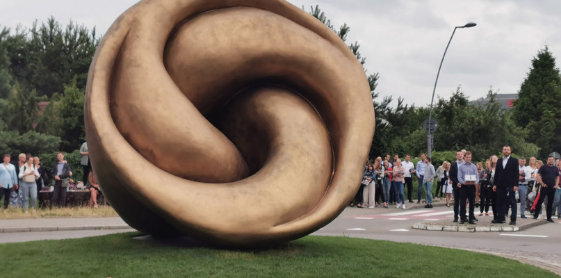 Sopot: "Przejdźcie się czasem do muzeum, a nie tylko grill". Nowa rzeźba podzielił