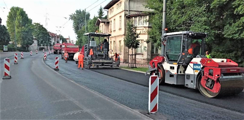 Zdjęcie z pierwszego etapu prac: frezowanie, układanie obu warstw i siatki. Mat. pras. ZDiZ Sopot oraz MTM S.A.