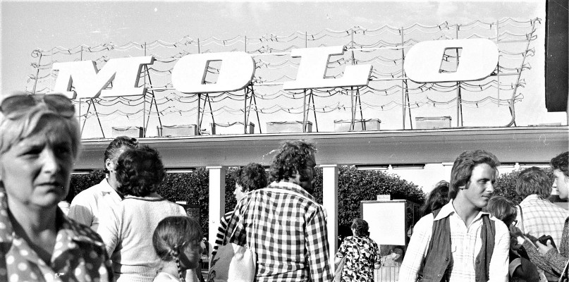 Wypoczywający przy wejściu na molo. Rok 1976 / Narodowe Archiwum Cyfrowe