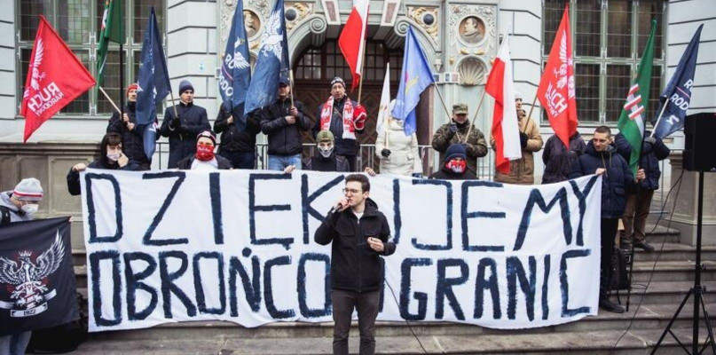 Młodzież Wszechpolska w sobotę manifestowała przeciw pomocy imigrantom znajdującym się na granicy polsko - białoruskiej. Przemawia Rafał Buca z pomorskiego okręgu Młodzieży Wszechpolskiej. Fot. Dominik Paszliński / www.gdansk.pl
