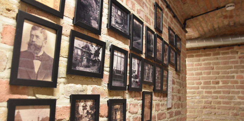 Wśród eksponatów w Muzeum Miejsca w Goyki 3 Art Inkubatorze znajdziemy m.in. wiele fotografii. | Fot. Przemysław Szczygieł