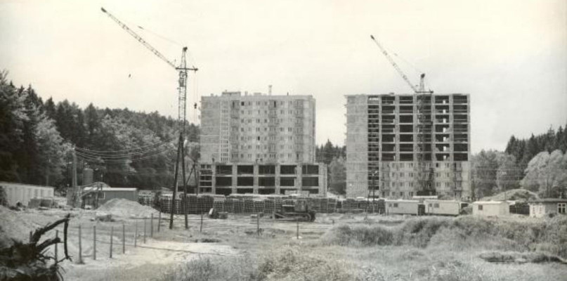 Budowa osiedla Brodwino - 1975 r. widok z łak między ul. Kolberga i ul. Cieszyńskiego. Na zdjęciu widoczny fragment zalewu Kamiennego Potoku przepływającego przez łąkę Brodwińską,  z zasobów Nauczycielskiej Spółdzielni Mieszkaniowej w Sopocie: www.nsm.sopot.pl.